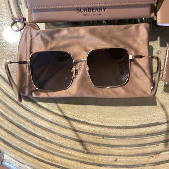 Burberry sunglasses - Picture 10 of 14